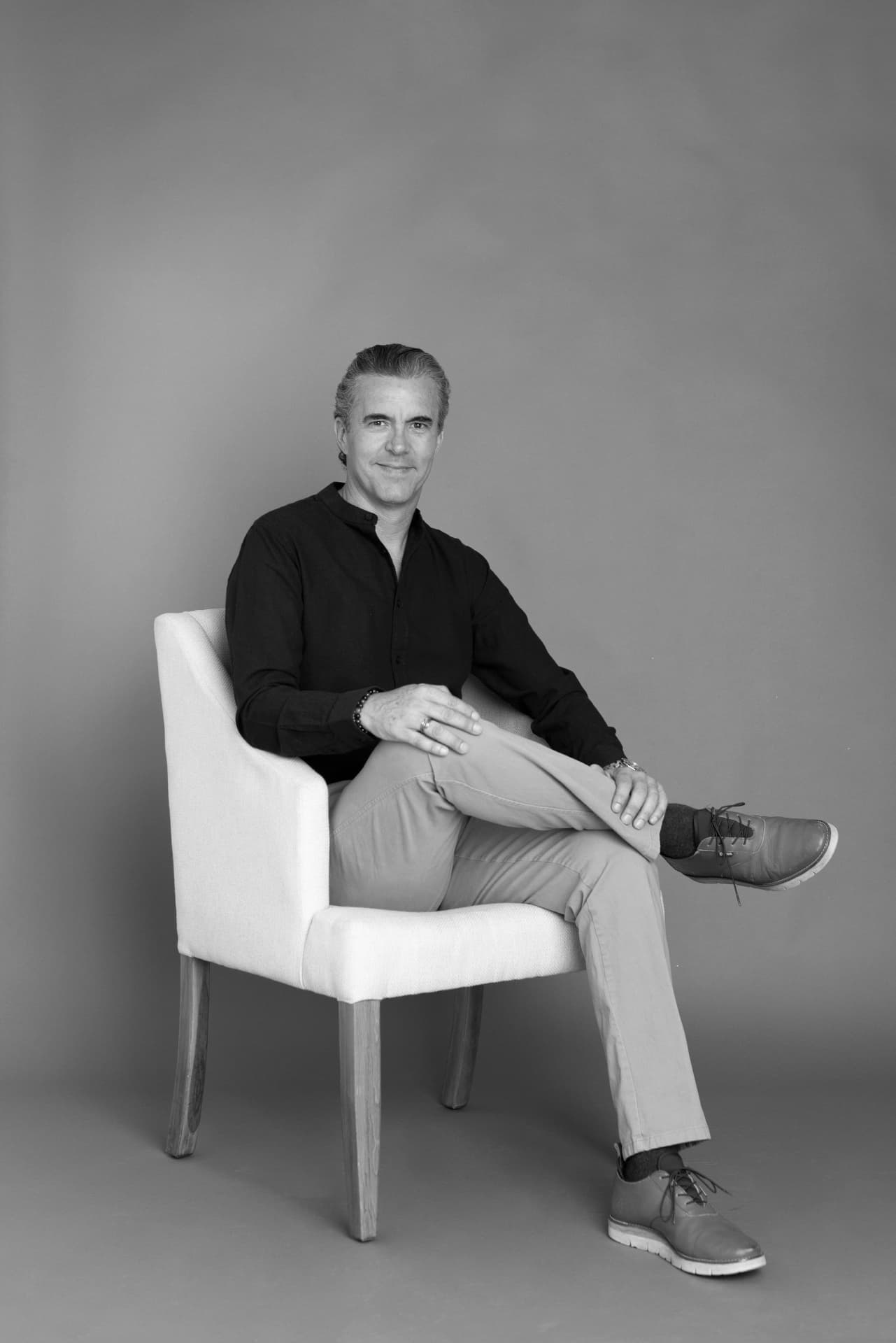 Pablo Merino, fundador de Onti, sentado en un sillón claro, sonriendo